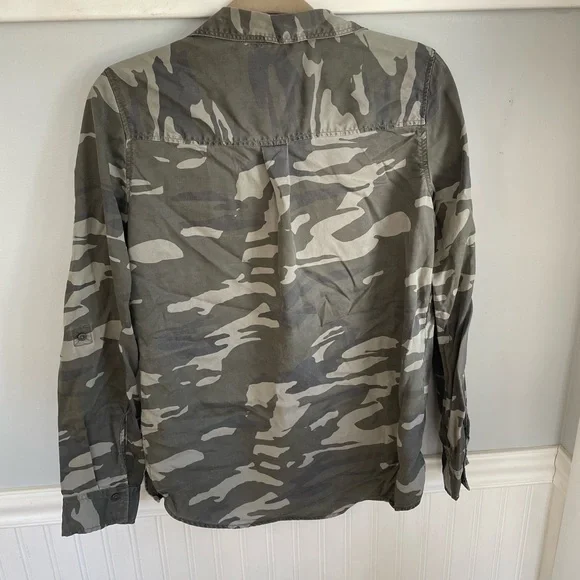 Express camo button down - Picture 2 of 6